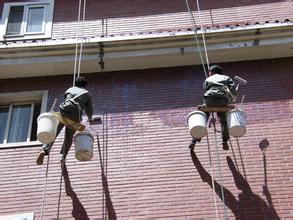 外墻防水——用JS彈性防水漿料混合水泥圖刷到平整的外墻基面 或者使用柔韌型防水涂料涂刷，如果不貼瓷磚，建議做一個簡單的保護層。