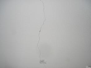 現(xiàn)在有相當(dāng)數(shù)量的樓房（這里主要說(shuō)明的是混泥土基面的平面屋頂）屋頂漏水，