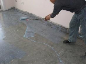 歐耐克界面劑的用途：主要用于大理石、墻面等光滑面粘貼前處理。歐耐克工程師曾做過實(shí)驗(yàn)，可以通過界面劑在玻璃上、瓷磚上貼瓷磚，粘接牢固，沒有掉磚情況。界面劑現(xiàn)場(chǎng)施工圖