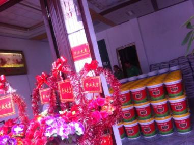 賀喜羅城梁總形象店開業(yè)！梁總是歐耐克防水的老客戶，一直是河池宜州的代理，在宜州防水市場具有很強的市場影響力。2015年，梁總加大了在防水方面的投入，在羅城開了一家新的防水店——歐耐克防水羅城形象店。